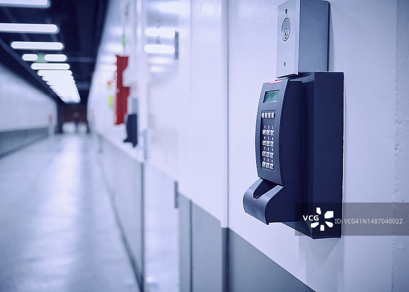 走廊里的安全评估系统图片素材