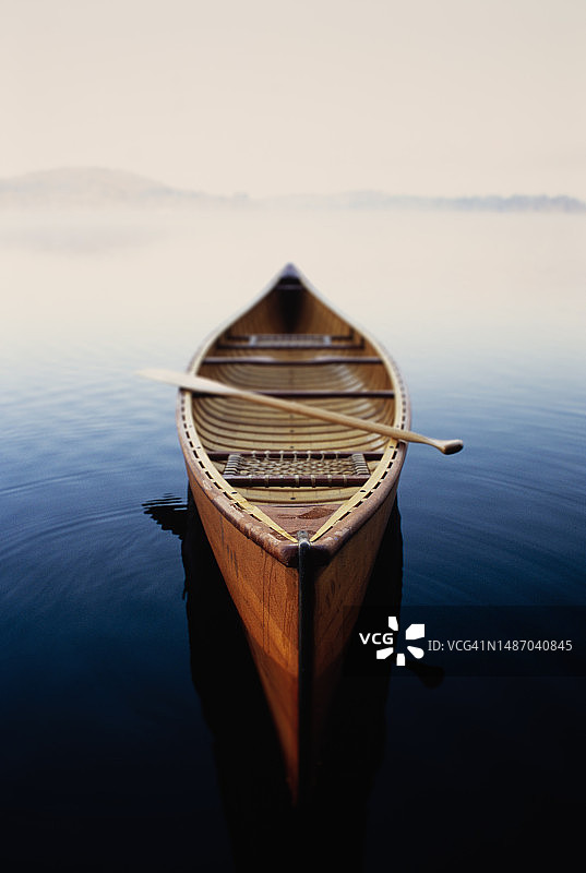 美国纽约州：普莱西德湖上晨雾中的独木舟，阿迪朗达克州立公园图片素材