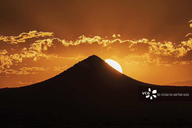 美国新墨西哥州塞里略斯：塞里略斯州立公园日落时分山脉的轮廓图片素材