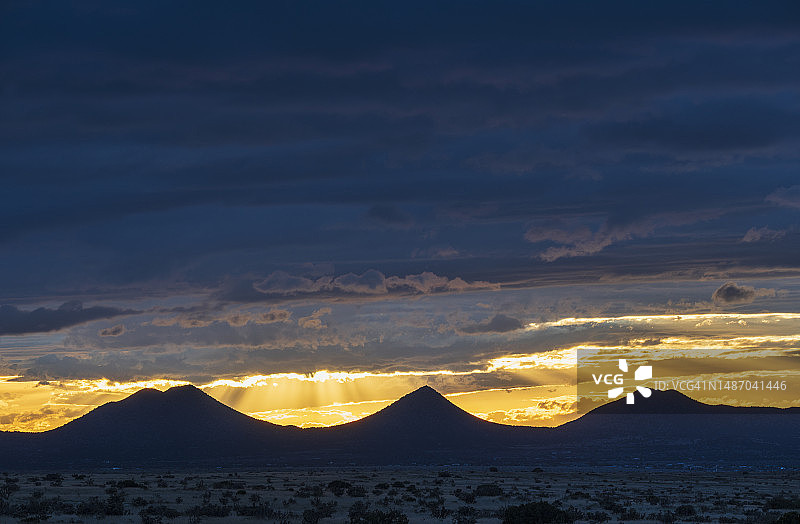 美国新墨西哥州塞里略斯日落时分的彩色天空图片素材