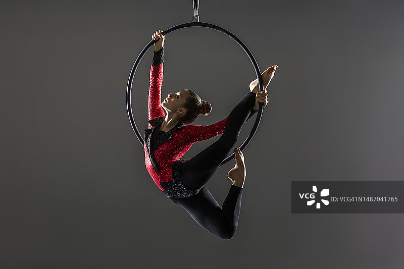 在体操圈上练习的青少年空中飞人(14-15岁)图片素材