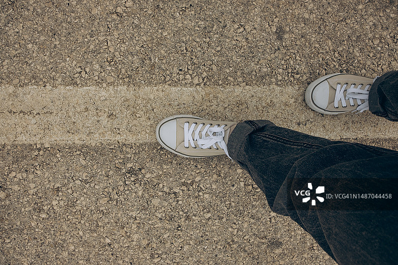 人行道上的运动鞋女腿图片素材