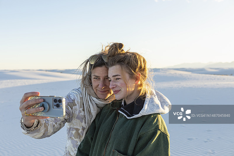 母亲和十几岁的女儿在白沙国家公园自拍图片素材