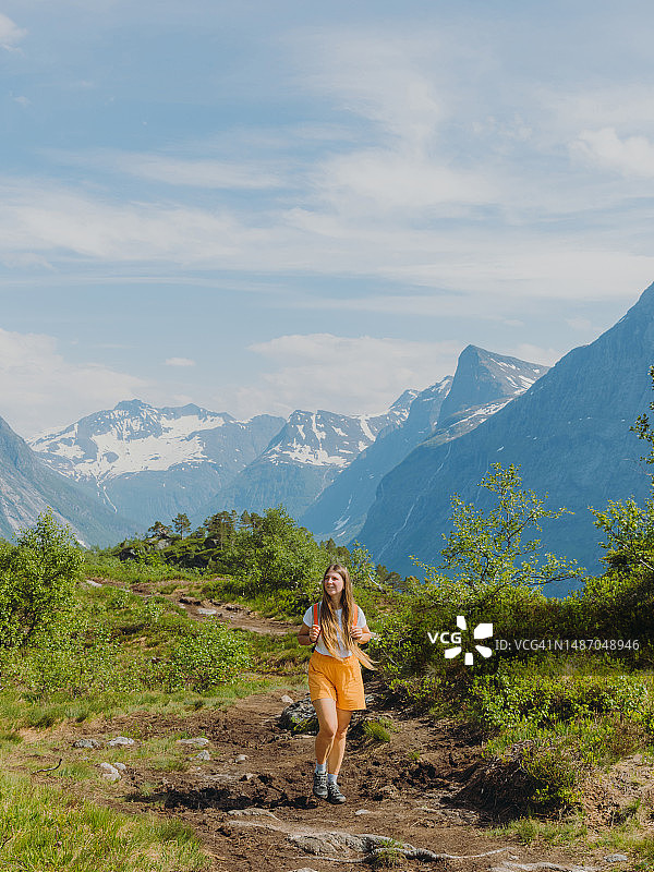 在挪威Sunnmore阿尔卑斯山思考徒步旅行的女人图片素材