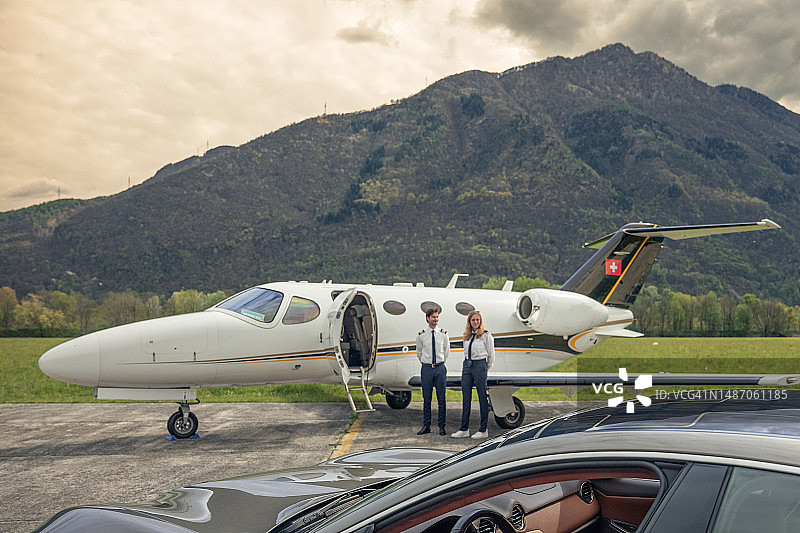 飞行员在私人飞机外等候乘客图片素材