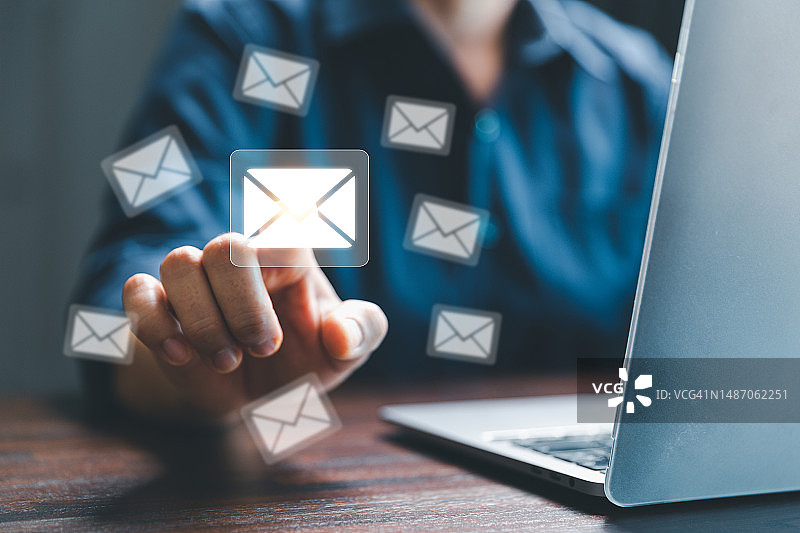 电子邮件营销概念：接收新消息，在线聊天社交文本，女性在模糊的办公室背景上手绘虚拟邮件信封草图，客户支持热线。图片素材