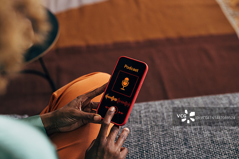 正在使用手机的女人图片素材