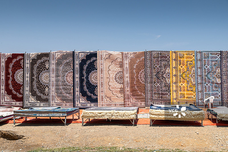 户外市场出售的地毯图片素材