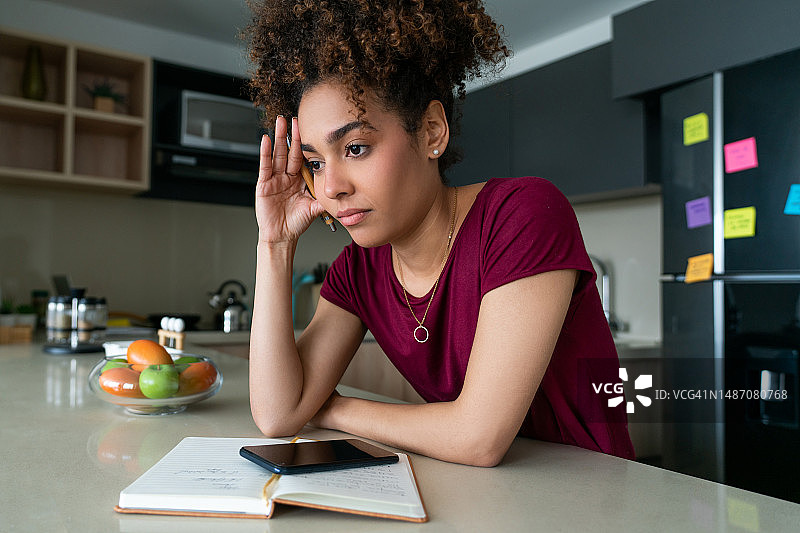 女人在家感到压力巨大图片素材