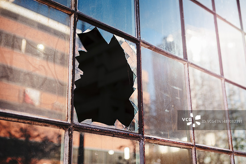 破碎的窗玻璃特写图片素材