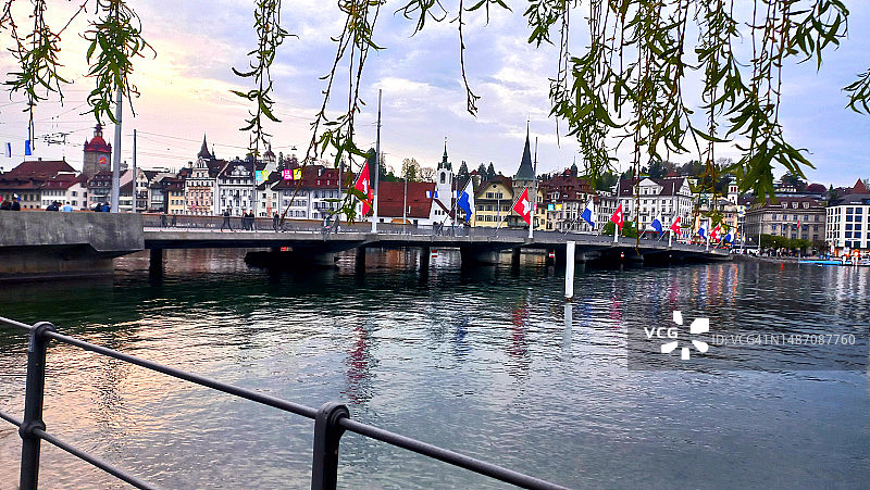 带有旗帜和倒影的卢塞恩“水桥”图片素材