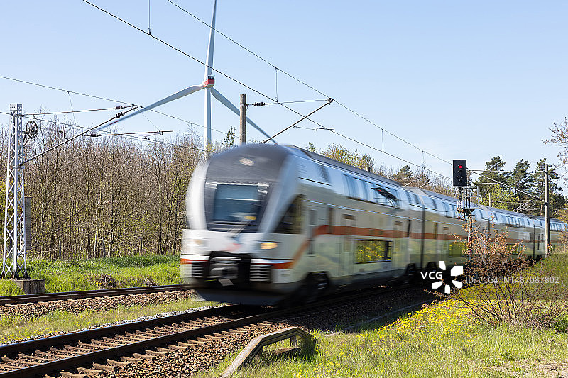 带风力涡轮机的快速客运列车图片素材