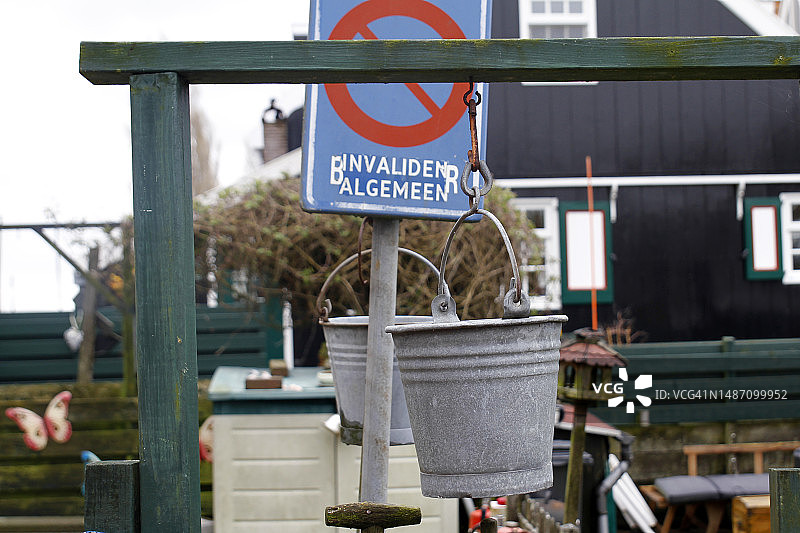 绳子上悬挂的水桶特写图片素材