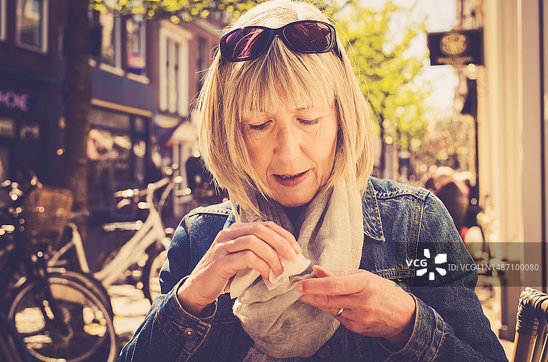 在荷兰代尔夫特去除围巾上的污渍图片素材