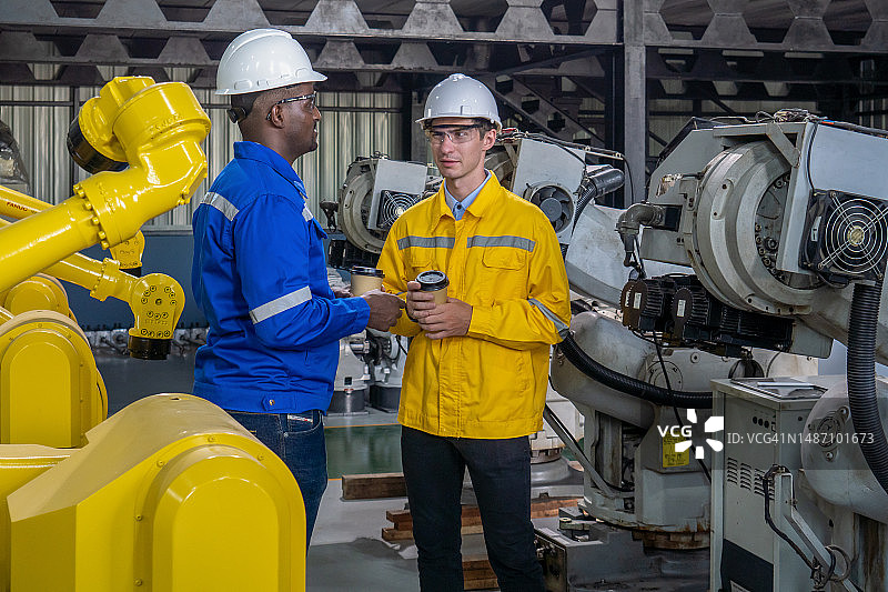 工程师在工厂休息时喝咖啡图片素材