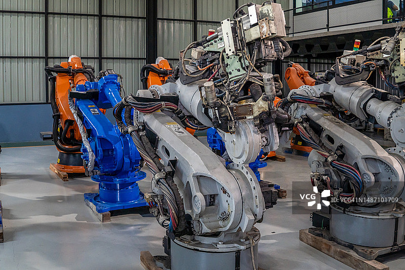 工厂中的机器人工人图片素材