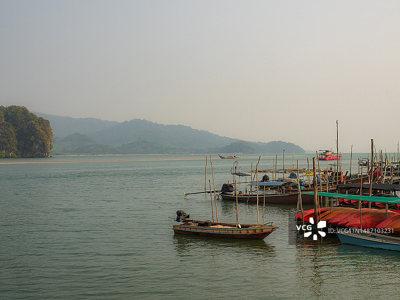 湖上的船只、渔港、沿海海湾的旅游运输港口图片素材