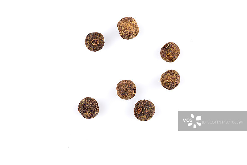 白色背景下的黑胡椒图片素材