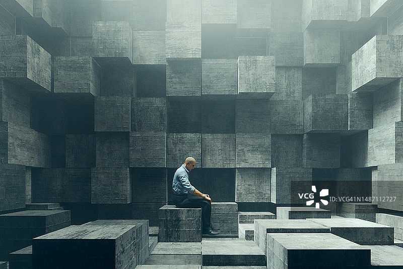 坐在立方体房间里感到困惑的男人图片素材