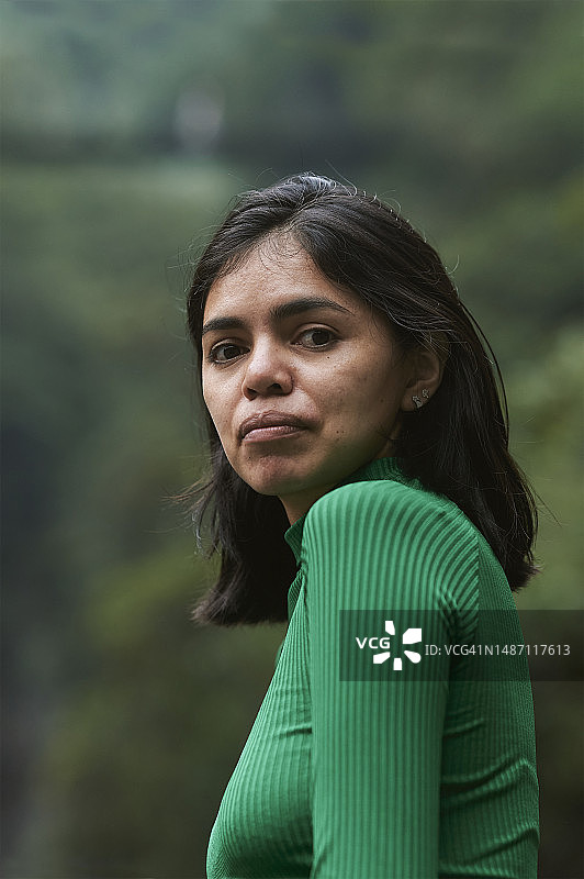 以森林为背景的南美女子肖像图片素材