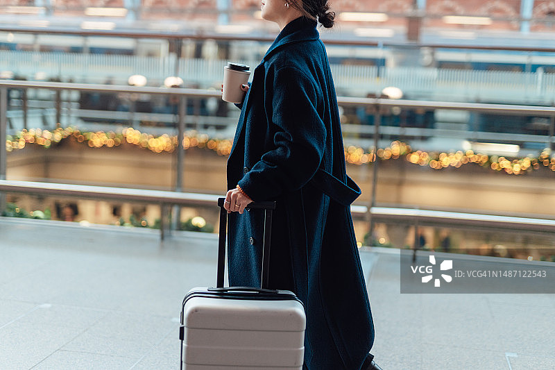 带着行李的商务女性在火车站行走图片素材