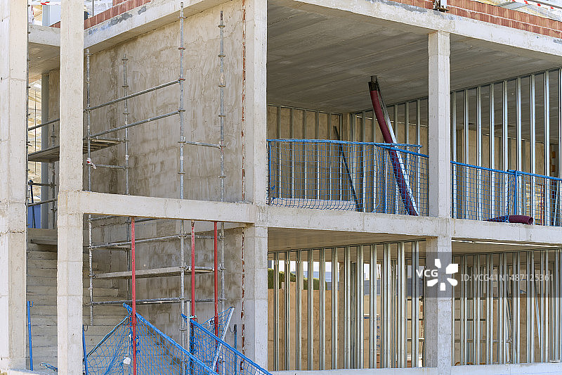 未完工的空公寓楼建筑工地正面特写图片素材