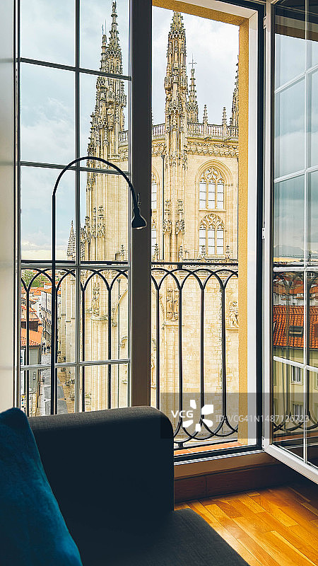 透过窗户看布尔戈斯大教堂图片素材
