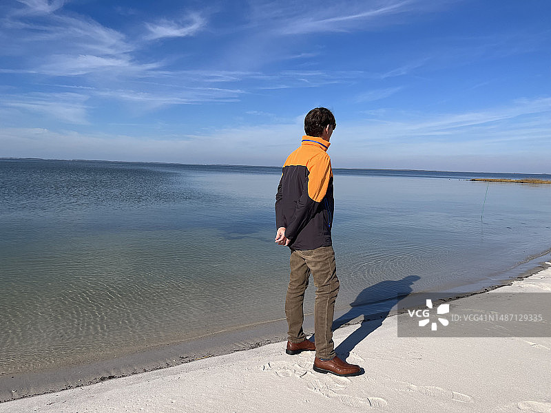 男人在散步时看着坦吉尔海峡图片素材