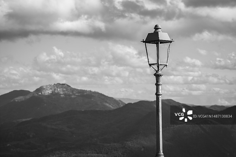 山峦和多云天空背景下的孤独灯笼图片素材