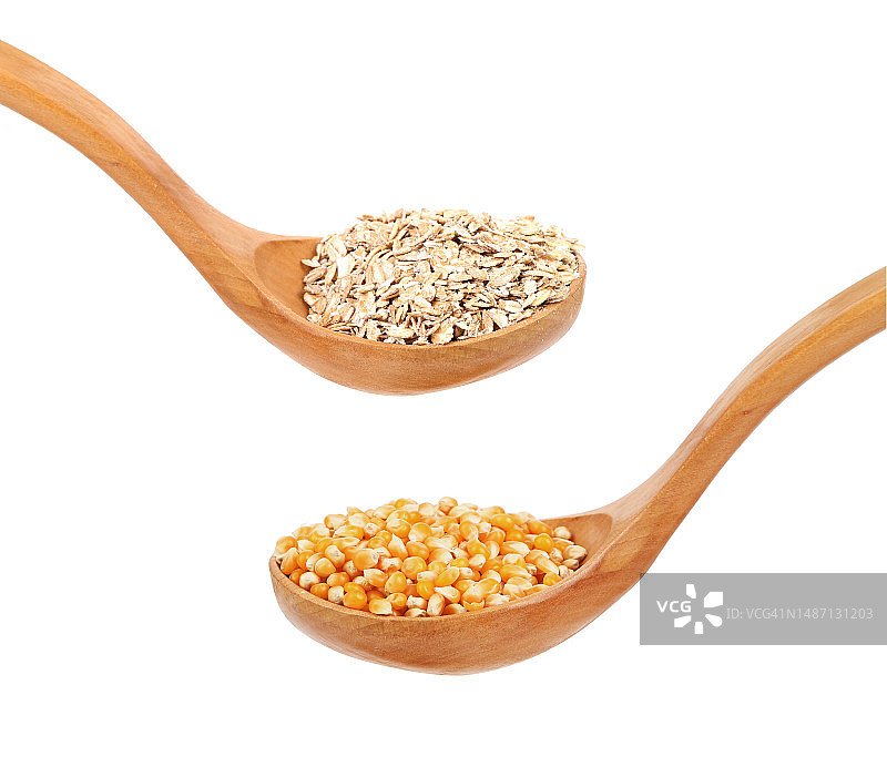 木勺与燕麦片和玉米粒，摩尔多瓦图片素材