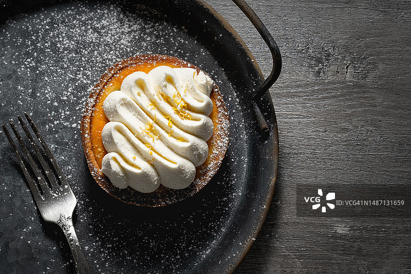 灰色盘子里的奶油蛋糕图片素材