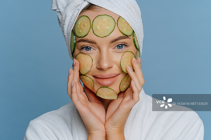 年轻女子敷黄瓜片，呵护肌肤特写图片素材