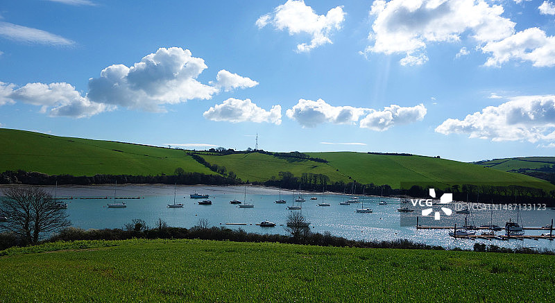 阳光明媚的金斯布里奇河口船只图片素材