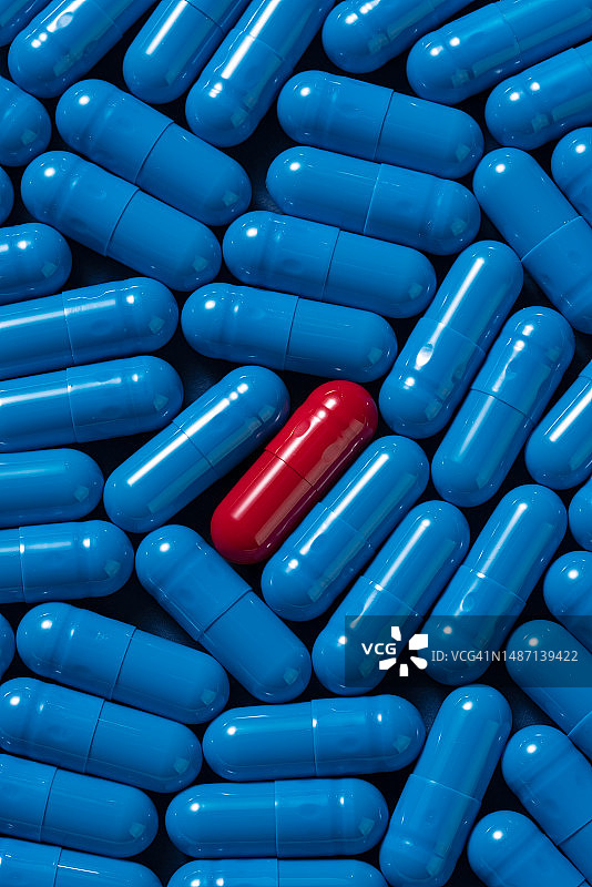 蓝色胶囊人群中的单颗红色胶囊图片素材