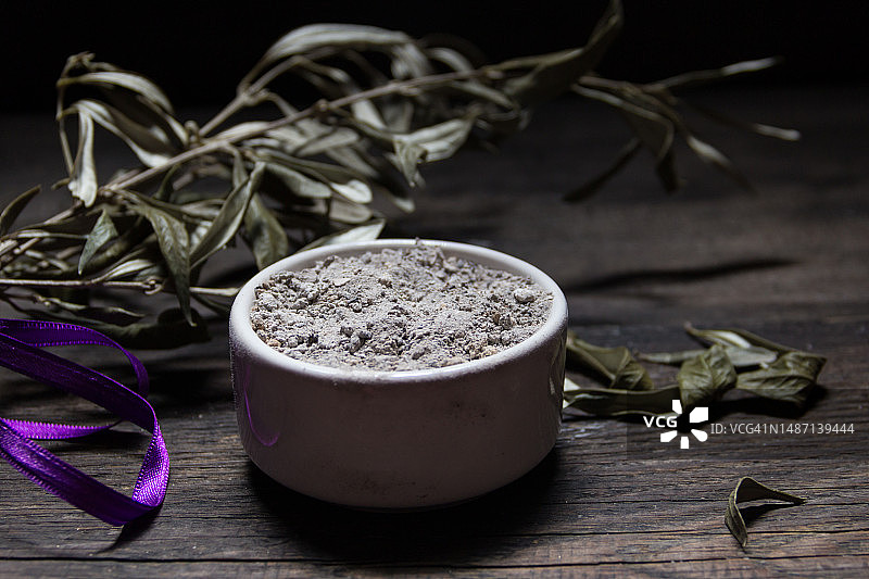 带有骨灰和橄榄枝的圣灰星期三概念碗图片素材