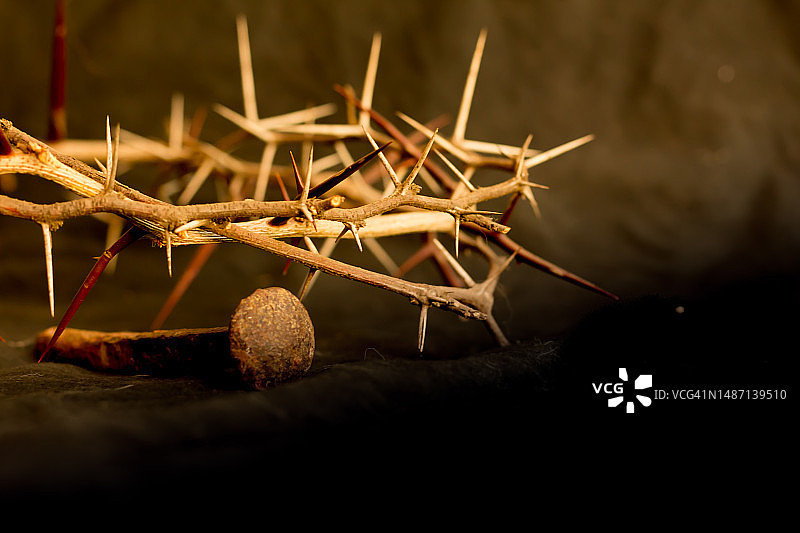 荆棘冠和钉子，基督教在复活节的受难象征图片素材