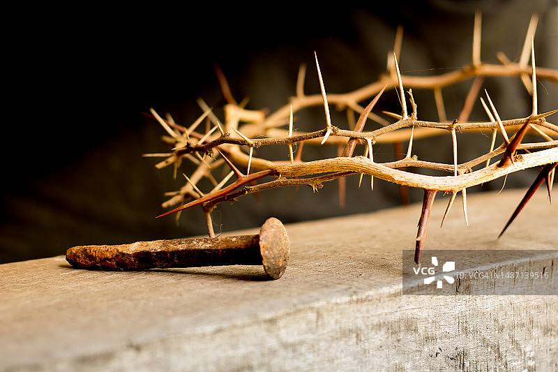 荆棘冠和钉子，基督教在复活节的受难象征图片素材