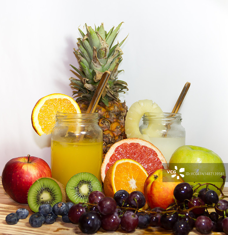 果汁冰沙与新鲜菠萝和橙汁夏日饮品图片素材
