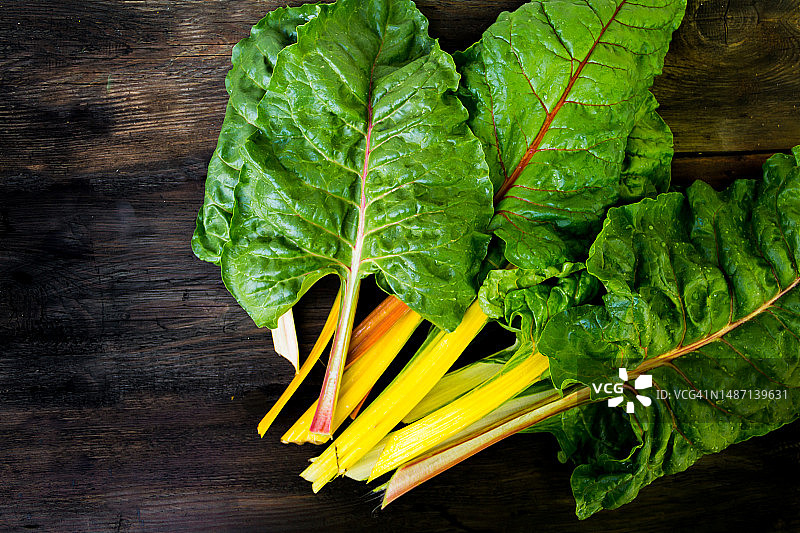 有机花园中的彩色甜菜叶图片素材