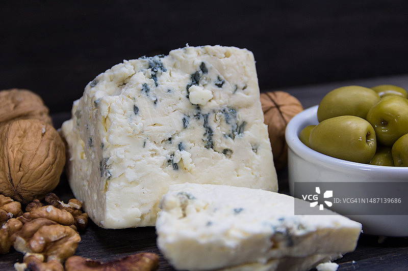 搭配核桃和橄榄的罗克福干酪图片素材