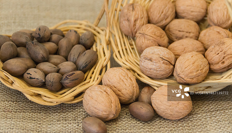 乡村背景上的各种健康坚果图片素材
