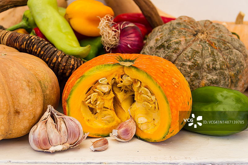 用于烹饪的各式蔬菜和蘑菇图片素材