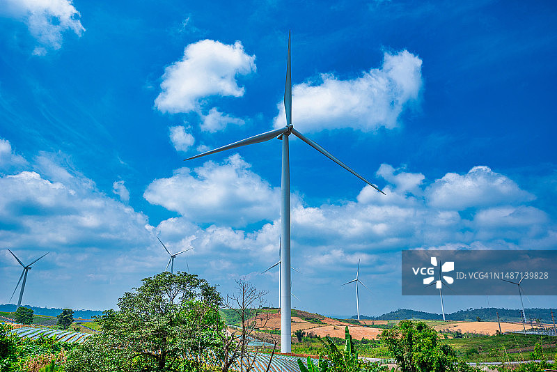 泰国蓝天下的山地风力涡轮机图片素材