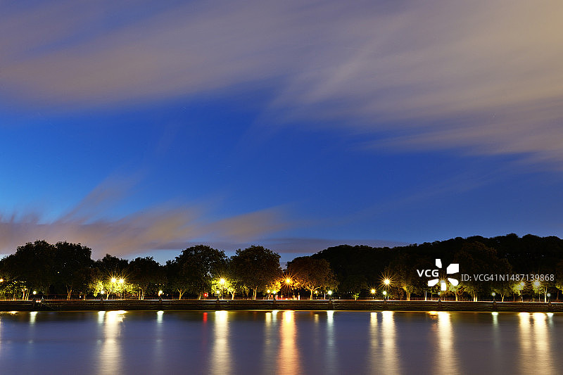 从伦敦巴特西公园看到的切尔西堤岸图片素材