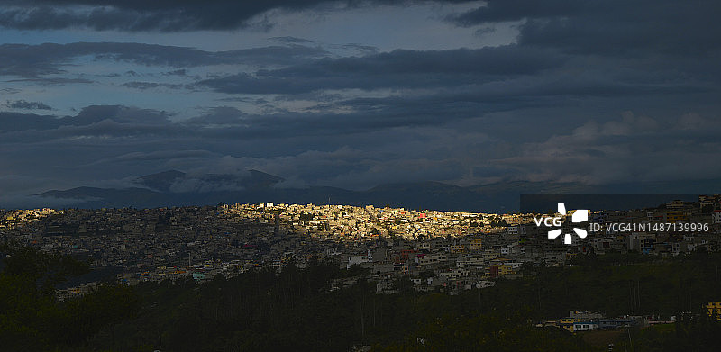 夜间城市灯光景观鸟瞰图图片素材