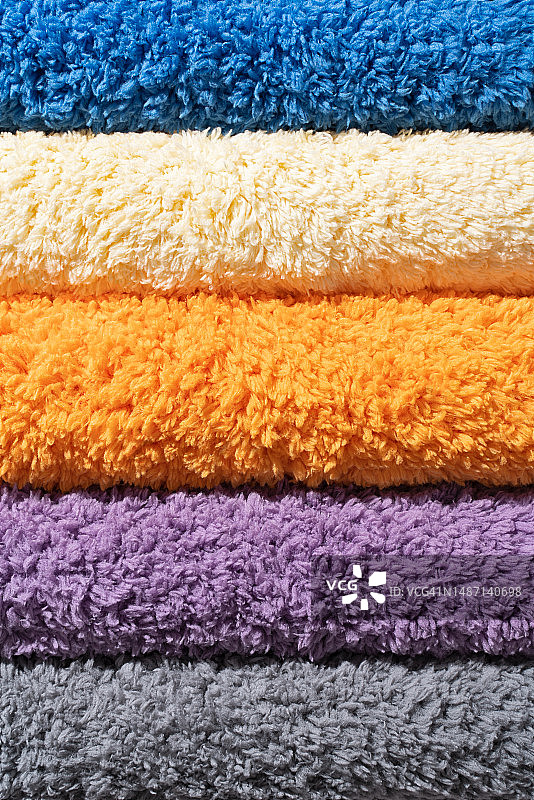 堆叠的彩色蓬松毛巾图片素材