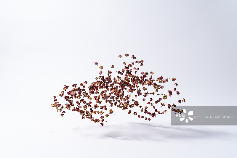 漂浮在空中的红色四川花椒图片素材