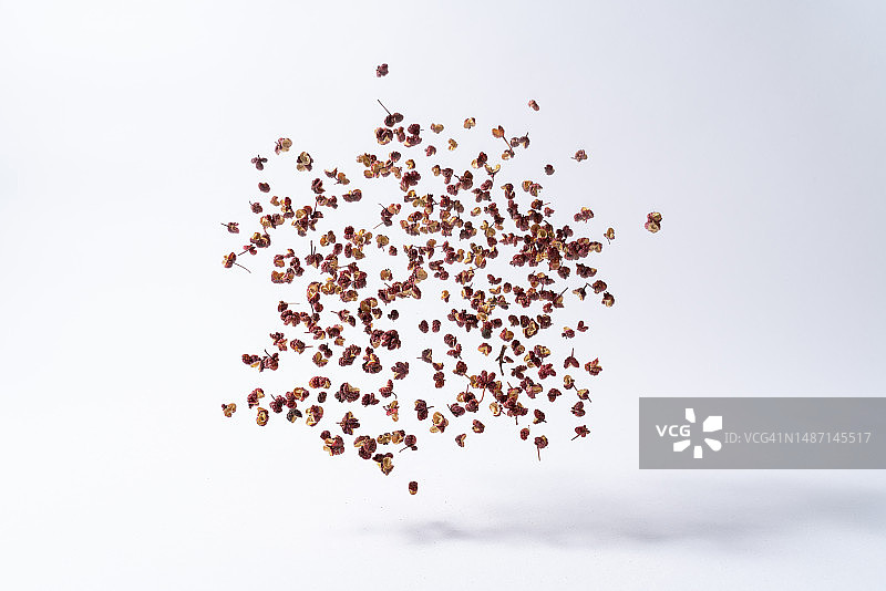 半空中飞舞的红色四川花椒图片素材