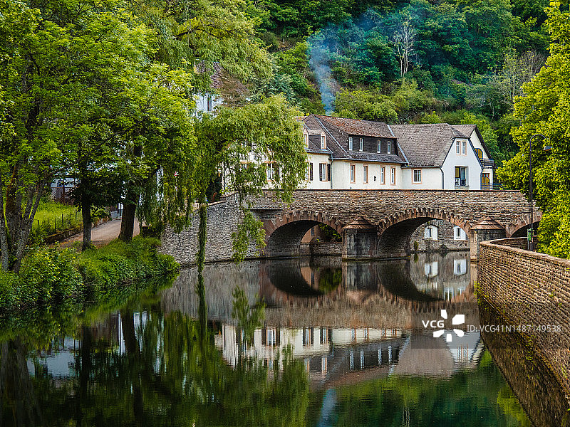 横跨河流的古老桥梁，卢森堡埃施-叙尔老镇图片素材