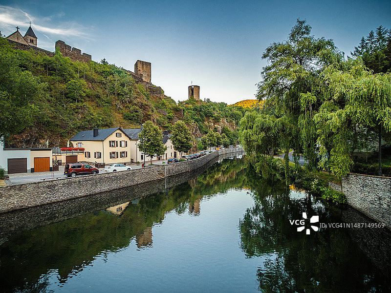 卢森堡埃施-苏尔老镇、城堡遗址和苏尔河景色图片素材